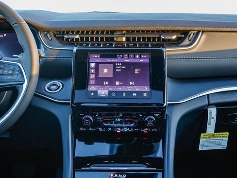 New 2025 Jeep Grand Cherokee Laredo X w/ Luxury Tech Group I image 14