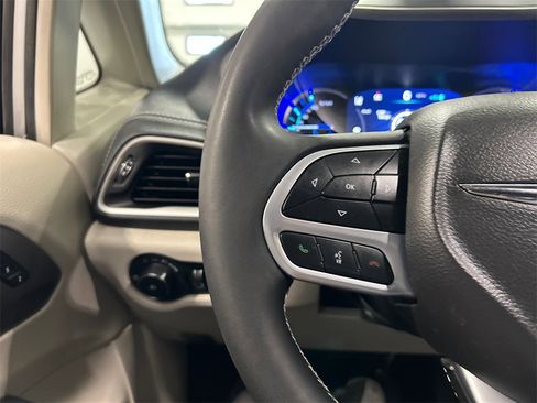 Used 2022 Chrysler Pacifica Touring-L image 19