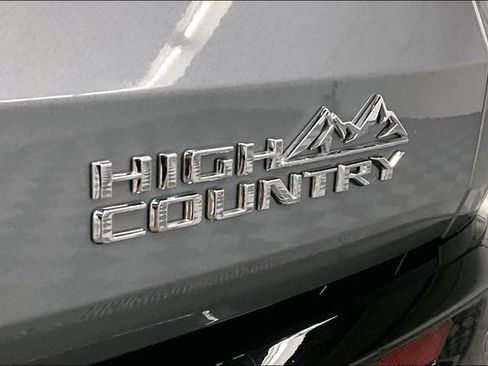 Used 2025 Chevrolet Traverse High Country image 9