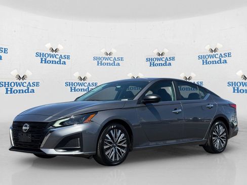 Used 2025 Nissan Altima 2.5 SV FWD image 2