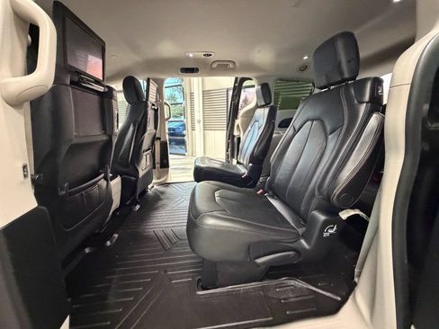 Used 2018 Chrysler Pacifica Touring-L Plus FWD image 50