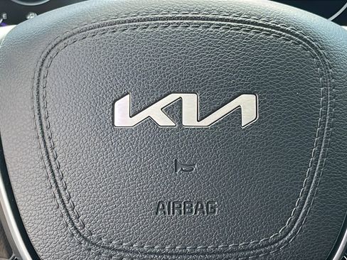 Used 2025 Kia Telluride SX w/ SX Captain's Chair Package image 17