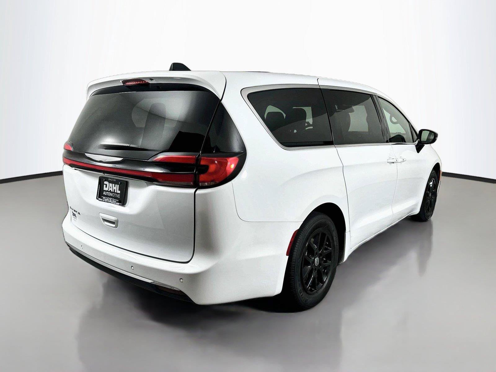 Used 2025 Chrysler Pacifica Select FWD image 13