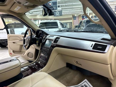 Used 2011 Cadillac Escalade EXT Premium image 38