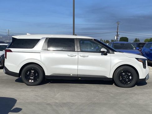 New 2026 Kia Carnival FWD image 2