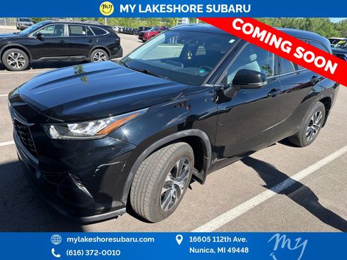 Used 2020 Toyota Highlander XLE AWD/4WD image 3