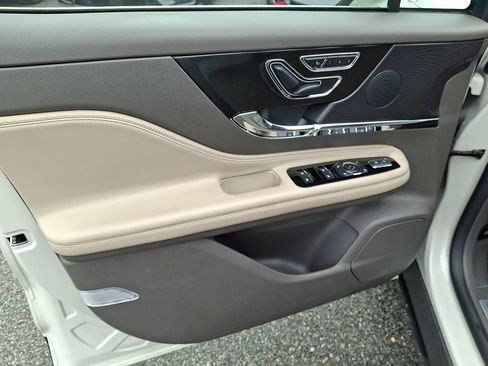 Used 2023 Lincoln Corsair AWD image 12