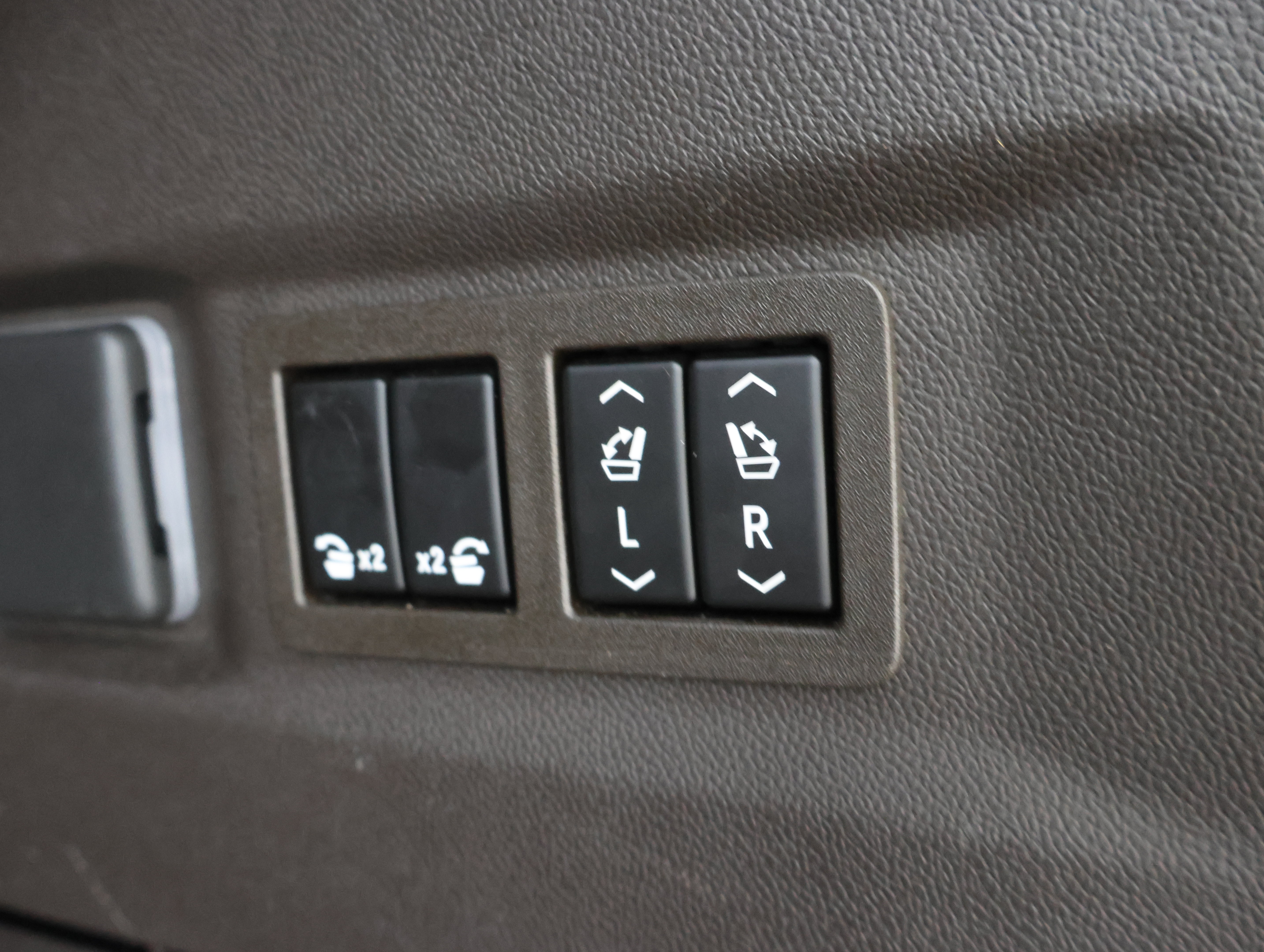 Used 2023 GMC Yukon SLT AWD/4WD image 37