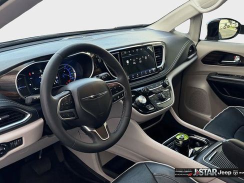 Used 2023 Chrysler Pacifica Limited FWD image 32