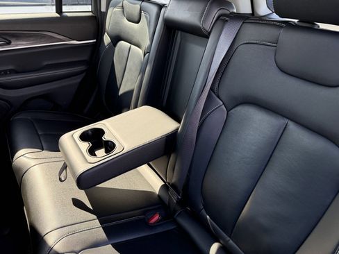 Used 2023 Jeep Grand Cherokee Limited image 14