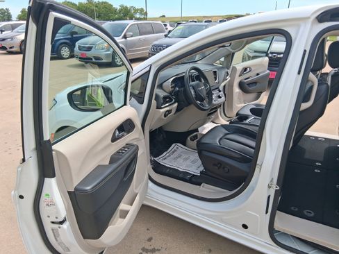 Used 2023 Chrysler Pacifica Touring-L FWD image 15