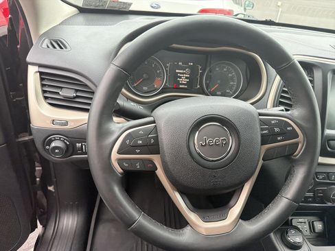 Used 2015 Jeep Cherokee Latitude w/ Comfort/Convenience Group AWD/4WD image 18