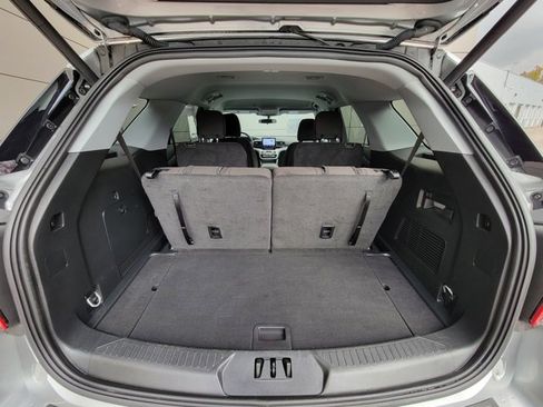 Used 2023 Ford Explorer XLT image 6