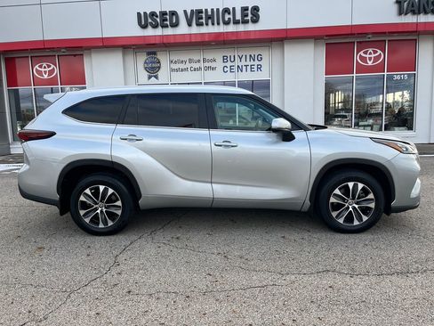 Used 2024 Toyota Highlander XLE image 6