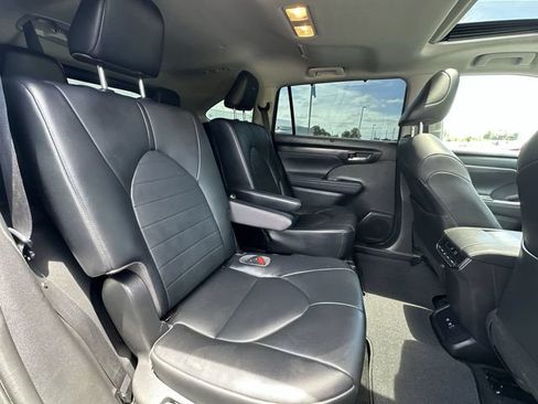 Used 2021 Toyota Highlander XLE AWD/4WD image 26