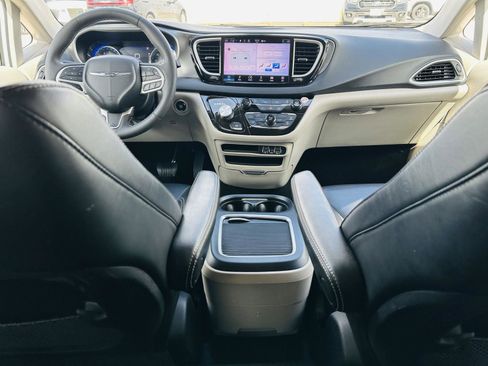 Used 2023 Chrysler Pacifica Touring-L FWD image 24