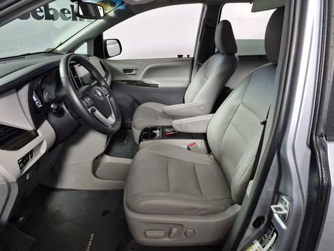 Used 2016 Toyota Sienna XLE Premium image 9