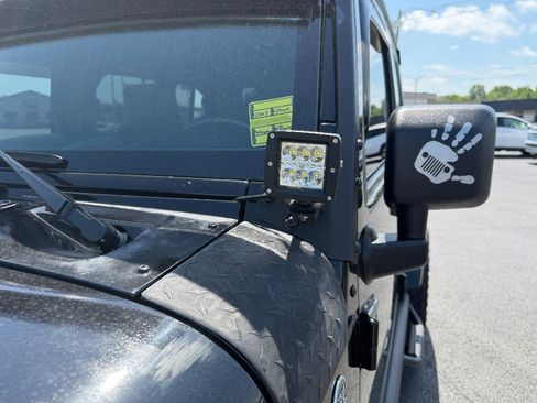 Used 2007 Jeep Wrangler Unlimited Sahara w/ Dual Top Group AWD/4WD image 12