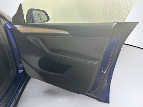 Used 2024 Tesla Model Y Long Range AWD/4WD image 31