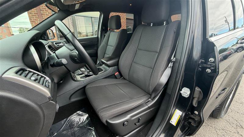 Used 2020 Jeep Grand Cherokee Laredo AWD/4WD image 26