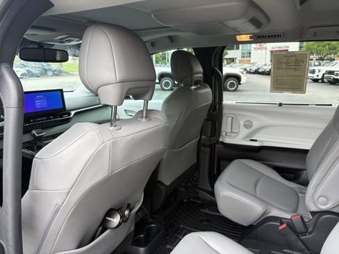 Used 2026 Toyota Sienna XLE FWD image 19