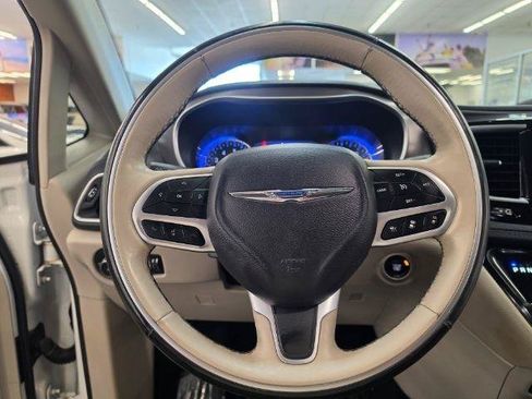 Used 2018 Chrysler Pacifica Limited w/ Tire & Wheel Group FWD image 11