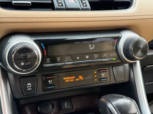 Used 2020 Toyota RAV4 Limited image 9