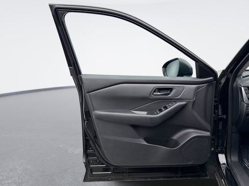 Used 2025 Nissan Rogue S AWD/4WD image 9