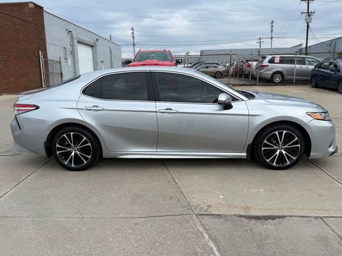 Used 2018 Toyota Camry SE FWD image 6