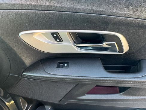 Used 2017 Chevrolet Equinox LS image 31