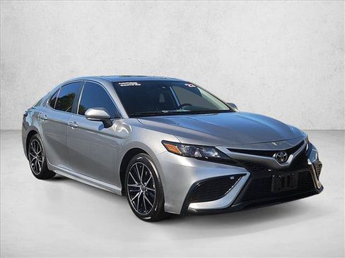 Used 2023 Toyota Camry SE FWD image 3