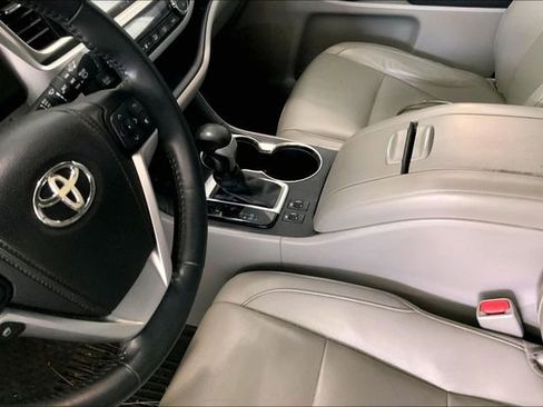 Used 2014 Toyota Highlander XLE FWD image 8