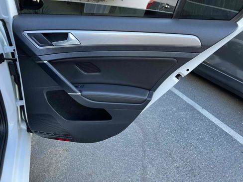 Used 2015 Volkswagen e-Golf SEL Premium image 58