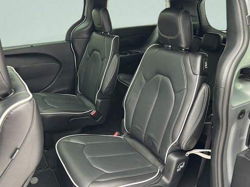 Used 2026 Chrysler Pacifica Limited FWD image 8
