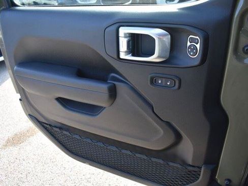 Used 2026 Jeep Wrangler Unlimited Rubicon AWD/4WD image 36