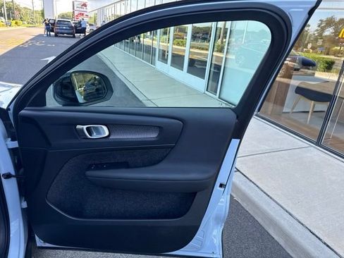 Certified 2025 Volvo XC40 B5 Plus AWD/4WD image 14