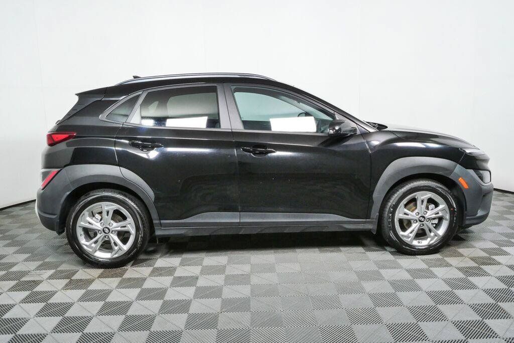 Used 2022 Hyundai Kona SEL FWD image 2