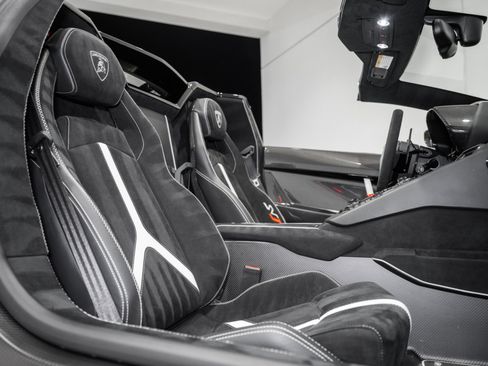 Used 2021 Lamborghini Aventador SVJ AWD/4WD image 31