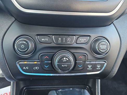 Used 2019 Jeep Cherokee Trailhawk w/ Comfort/Convenience Group AWD/4WD image 22