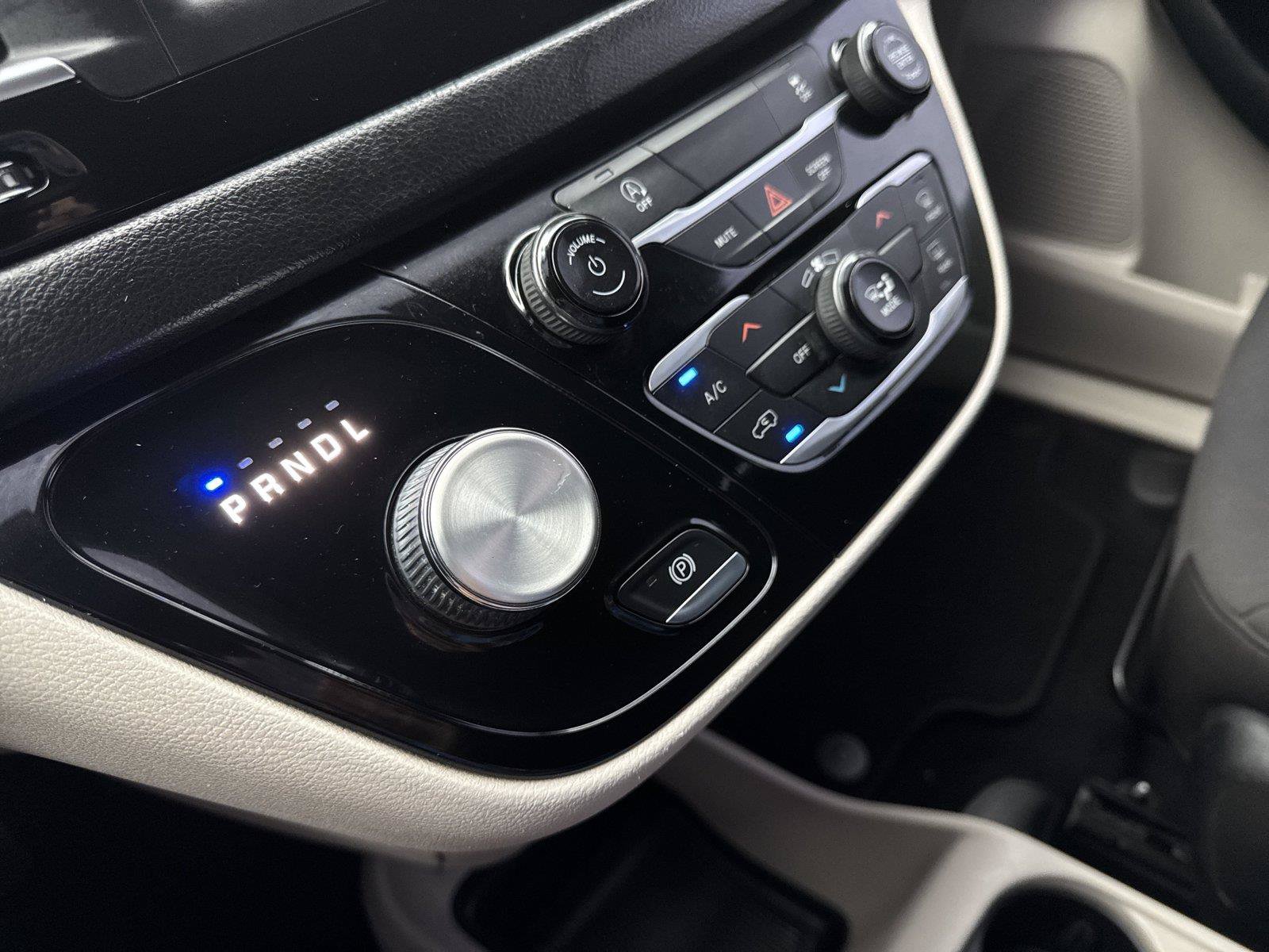 Used 2022 Chrysler Voyager LX FWD image 27