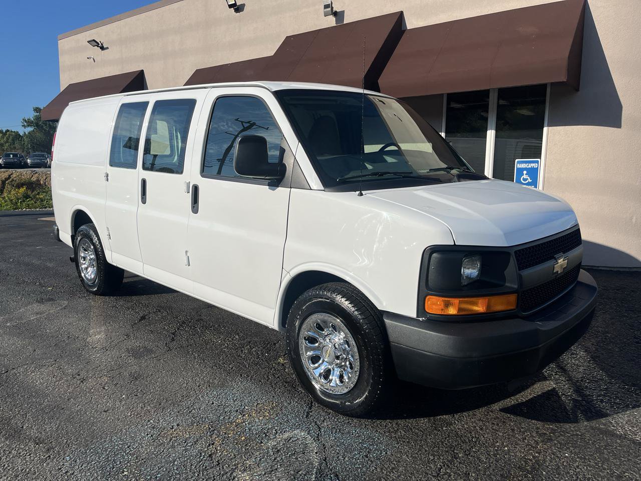 Used 2011 Chevrolet Express 1500 AWD image 3