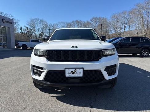 Used 2023 Jeep Grand Cherokee Altitude image 2