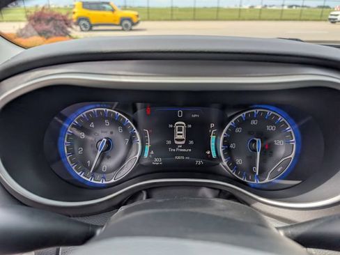 Used 2022 Chrysler Pacifica Touring-L FWD image 15