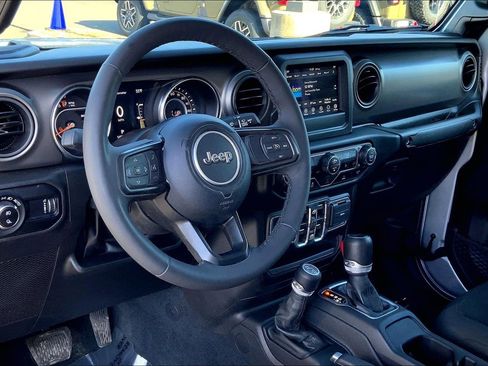 Certified 2023 Jeep Gladiator Willys image 16