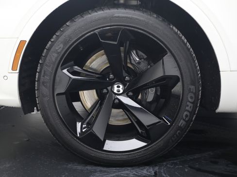 Certified 2023 Bentley Bentayga image 10