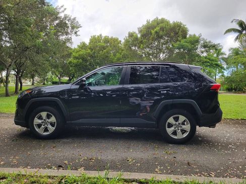 Used 2021 Toyota RAV4 XLE image 4