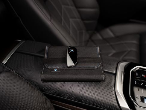 Used 2023 BMW 760i xDrive w/ Executive Package image 81