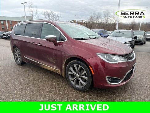 Used 2018 Chrysler Pacifica Limited w/ Tire & Wheel Group image 2