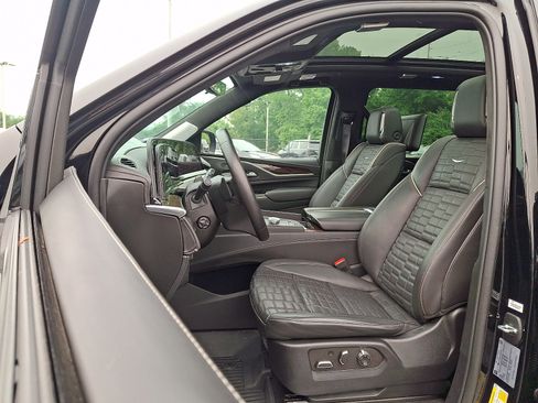 Certified 2023 Cadillac Escalade ESV Sport Platinum AWD/4WD image 17