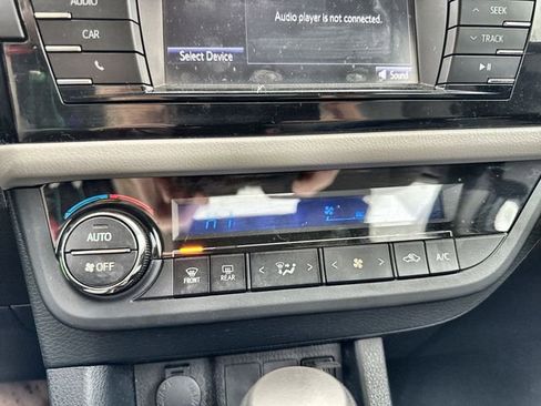 Used 2016 Toyota Corolla LE image 18